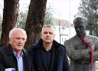 Cvijeće ispred spomenika Nobelovcu i Napretkovcu Vladimiru Prelogu