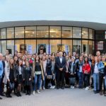 Mladi-i-SU-ispred-nebodera-4-770×400